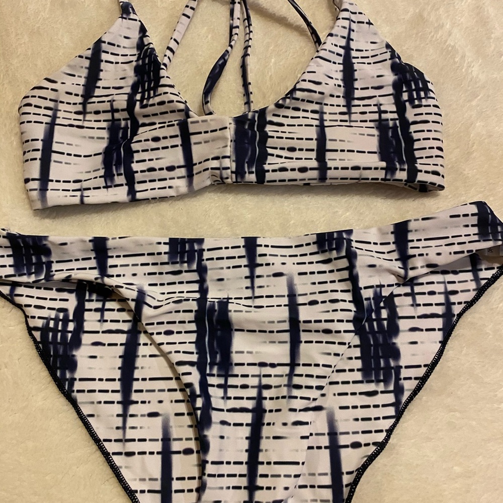 Bikini - Picture 3 of 10